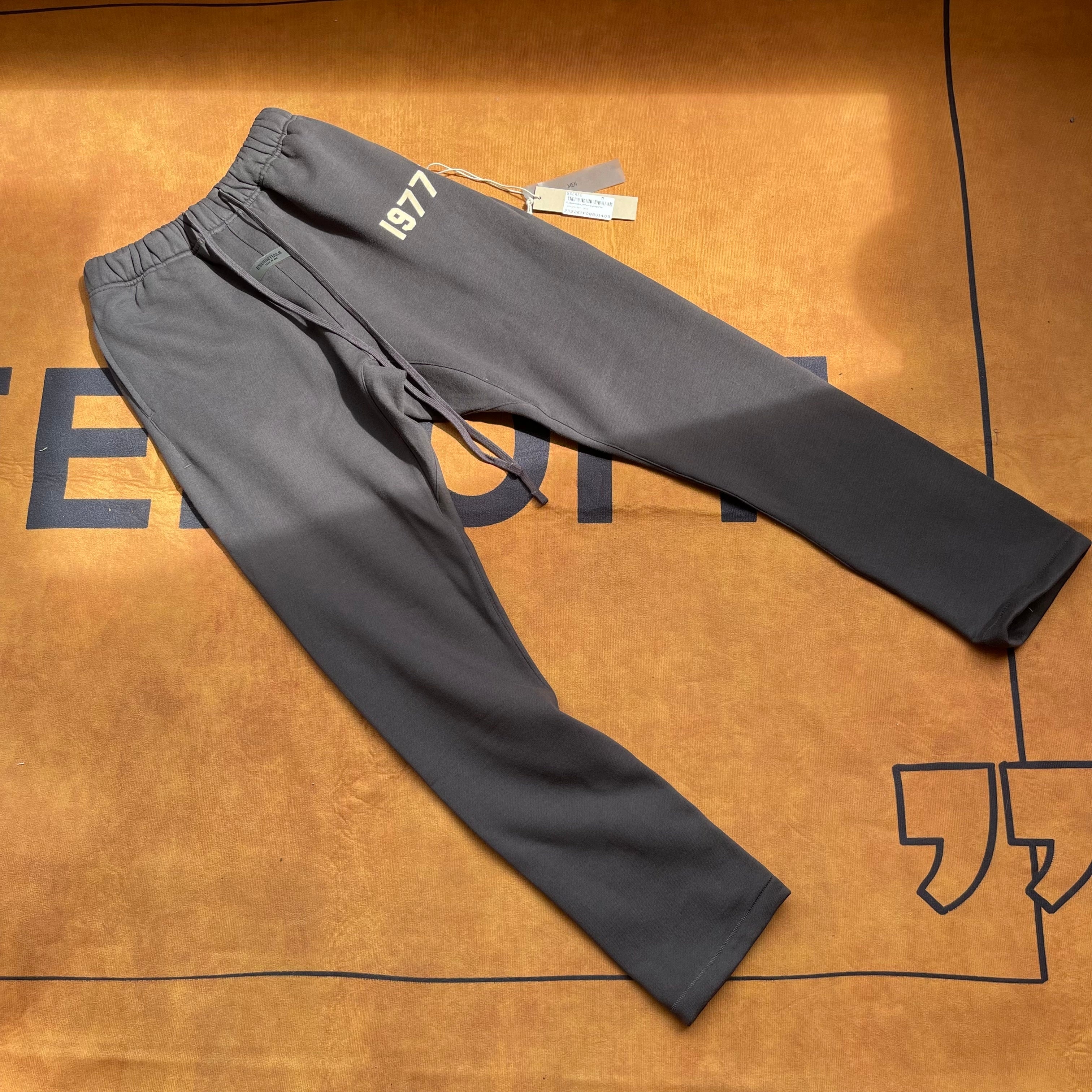 FEAR OF GOD ESSENTIALS RELAXED 1977 SWEATPANT